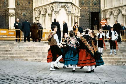 foto bailando la Bailadora de San Millán