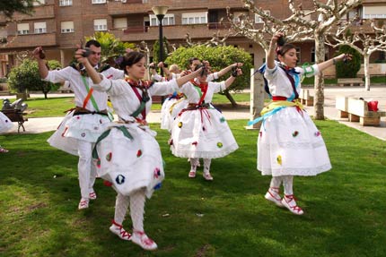 foto bailando la danza de Logroño
