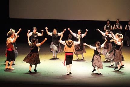 foto bailando la Jota de Mansilla