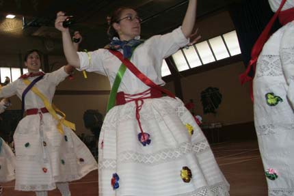 foto bailando la jota Virgen Blanca de Ventosa